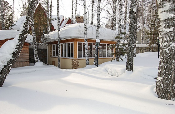 Флигель с зоной барбекю зимой.