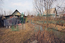 Сосед себе построил домик у реки